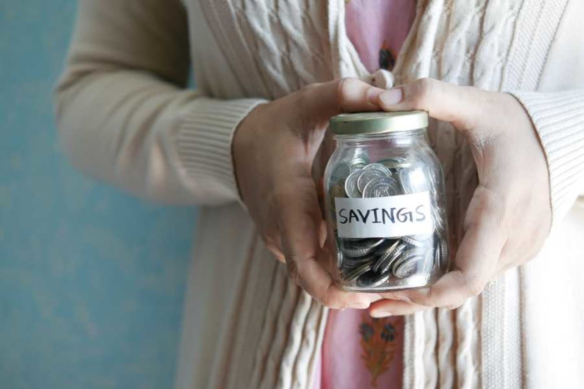 Waitress Saves 7,679 Quarters in Grandson's Vase for 25 Years - Image 2