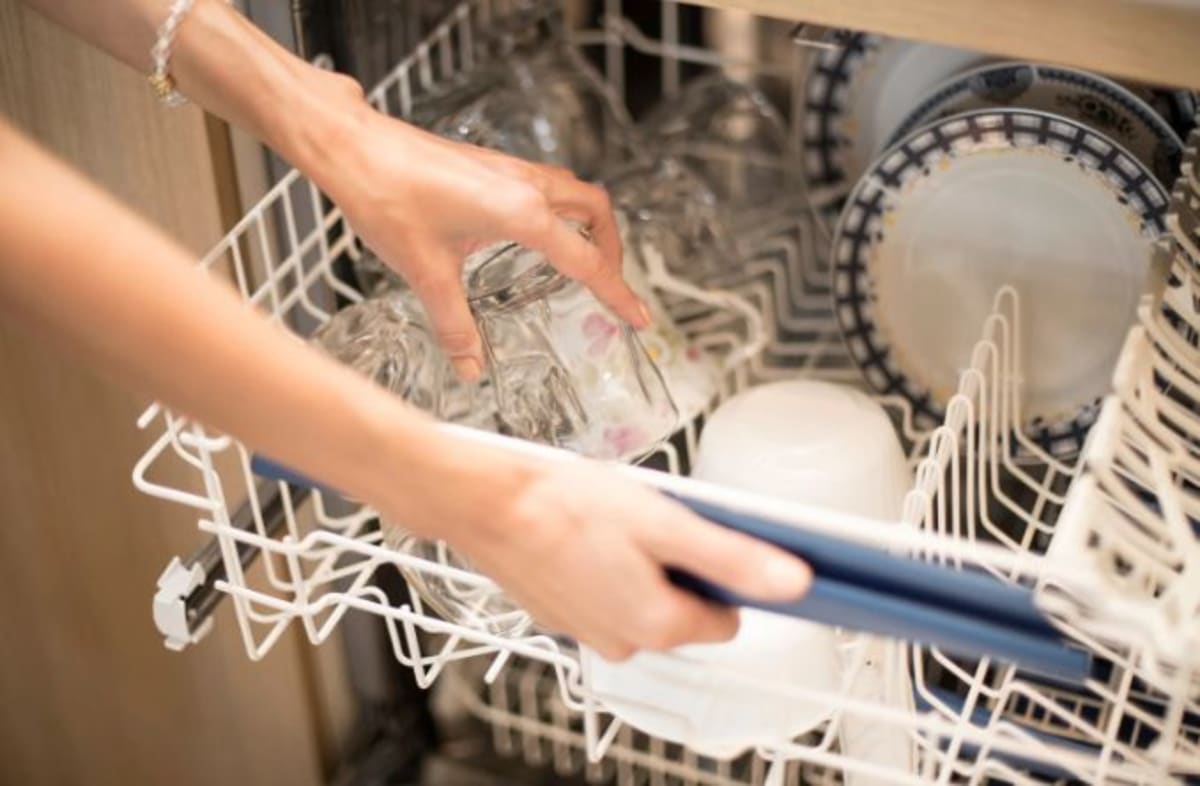 Therapist's 'Run the Dishwasher Twice' Advice Goes Viral - Image 5