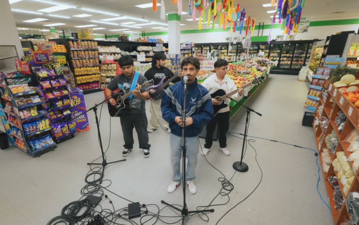 Delaware Grocery Store Hosts Concerts in Produce Aisle - Image 3