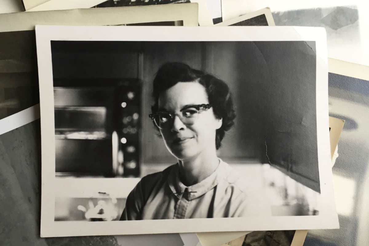 Cover of Peg Bracken's 1960 "I Hate to Cook Book" showing vintage illustration of woman cooking