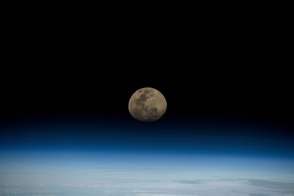 Professor's String Demo Shows Moon Is 1,000x Further Than ISS - Image 4