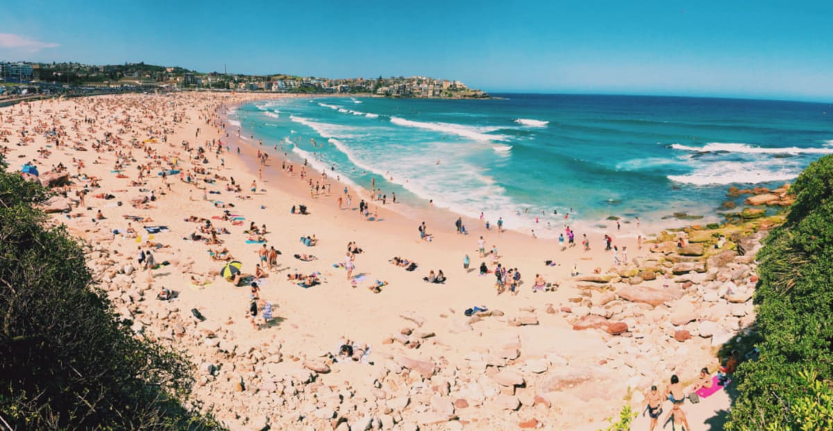 Woman Ignores Harry and Meghan at Bondi Beach - Image 4