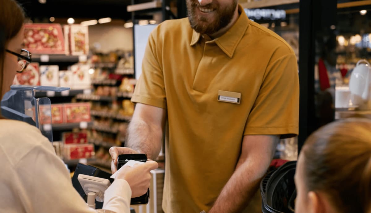 Teen Cashier Pays $80 Bill, Strangers Give Back $15K - Image 3
