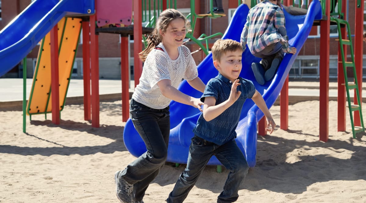 Stranger Airdropped Park Photos to Mom Who's Never in Them