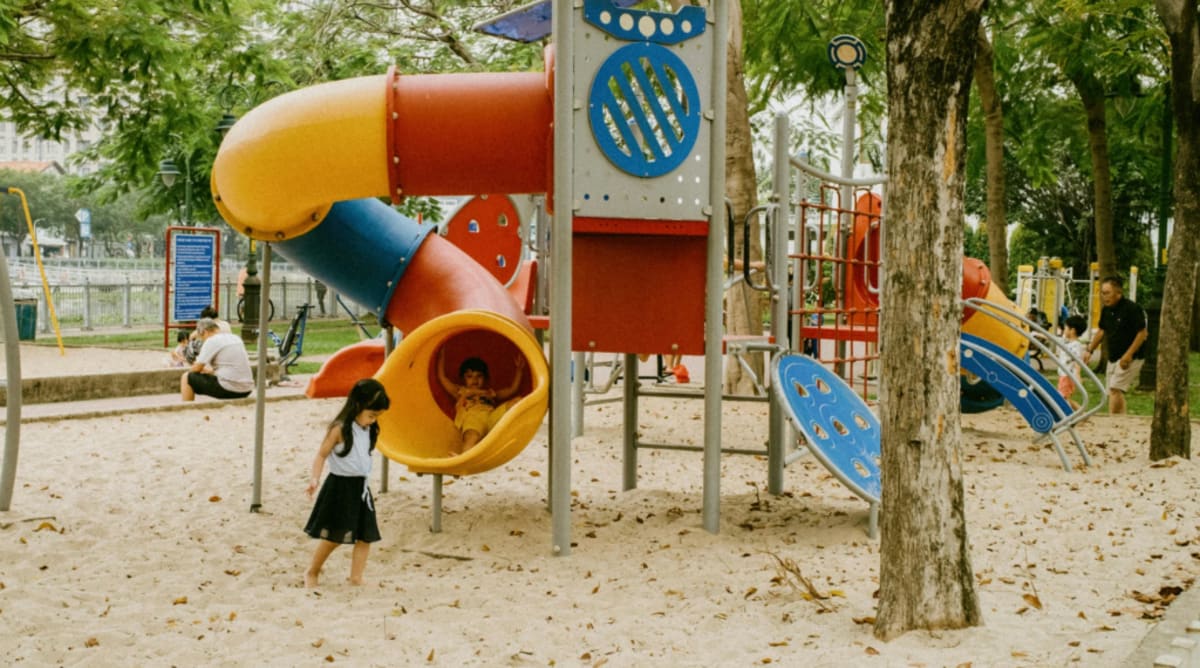 Stranger Airdropped Park Photos to Mom Who's Never in Them - Image 4