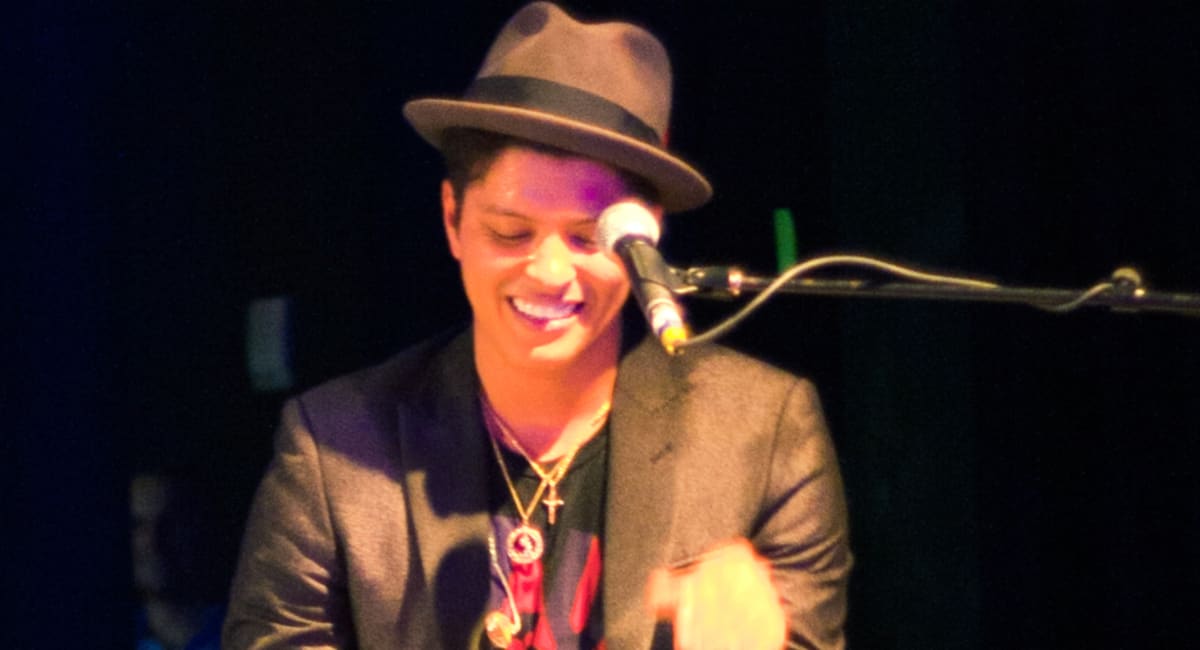 Bruno Mars gets Vegas street, reads dad's hilarious text - Image 3
