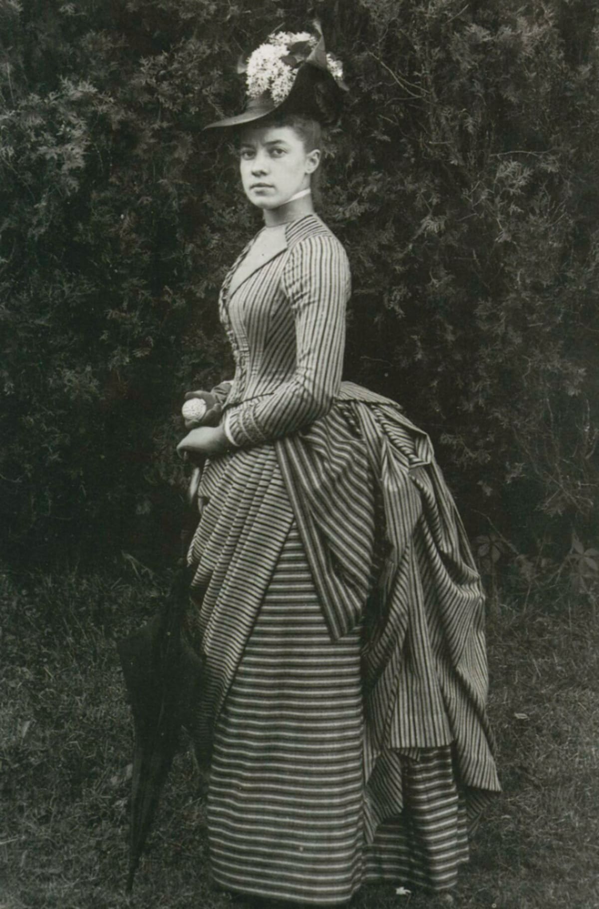 Victorian Photographer Captured 7,000 Images of Women Loving Life - Image 4