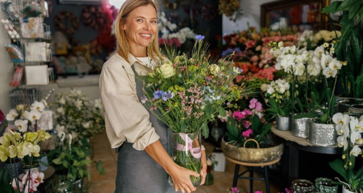 Teacher Starts Flower Farm by Borrowing Neighbors' Yards - Image 4