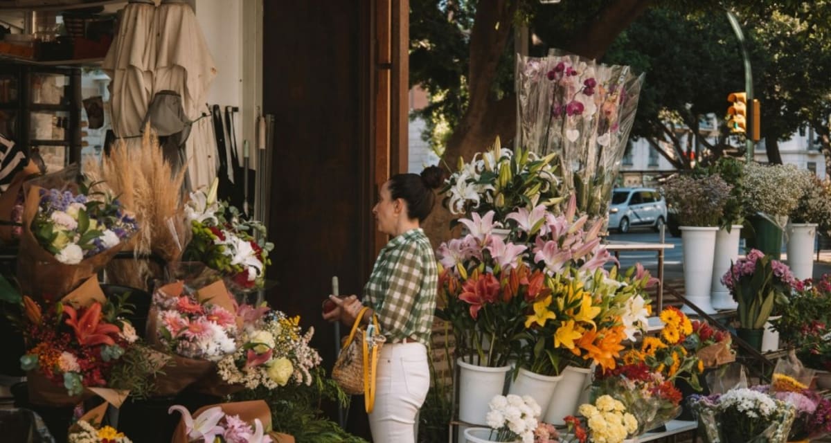 Teacher Starts Flower Farm by Borrowing Neighbors' Yards - Image 5
