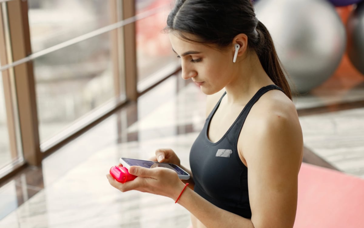Gym stranger's airdropped video stuns woman on treadmill - Image 4