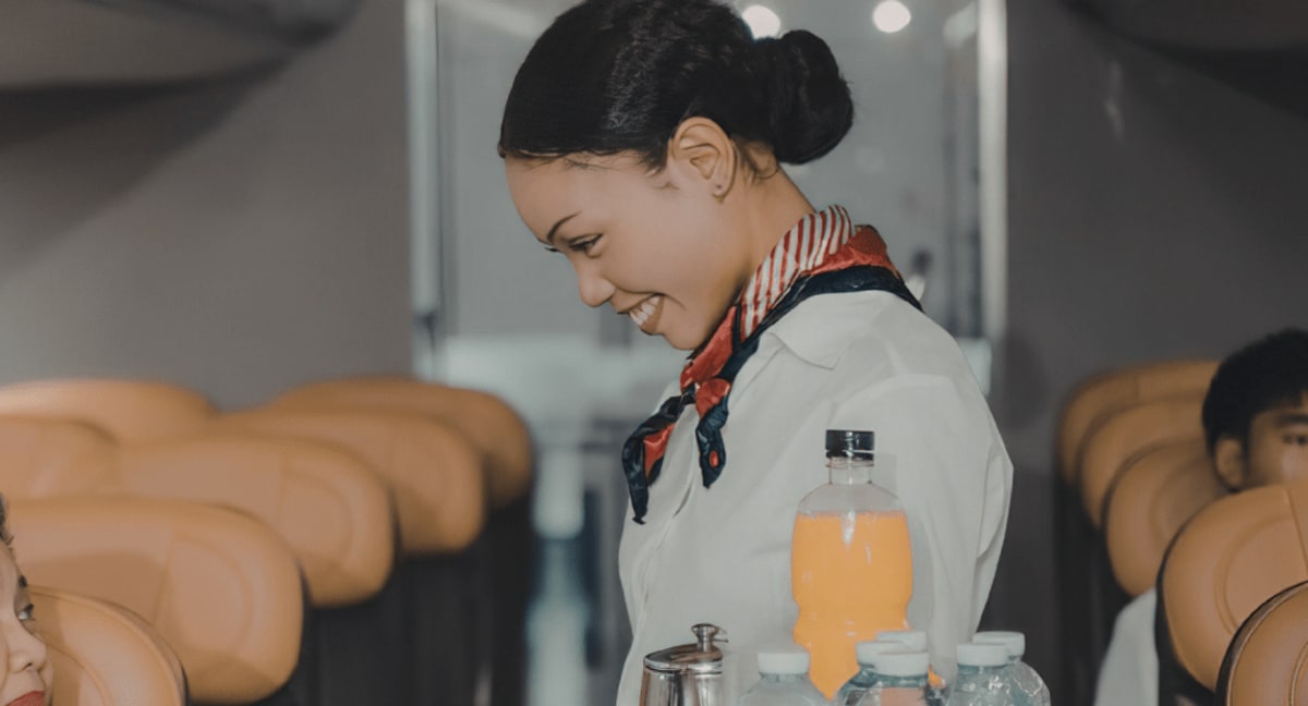 Passengers Hide $208 Tip in Barf Bag for Flight Attendant - Image 4