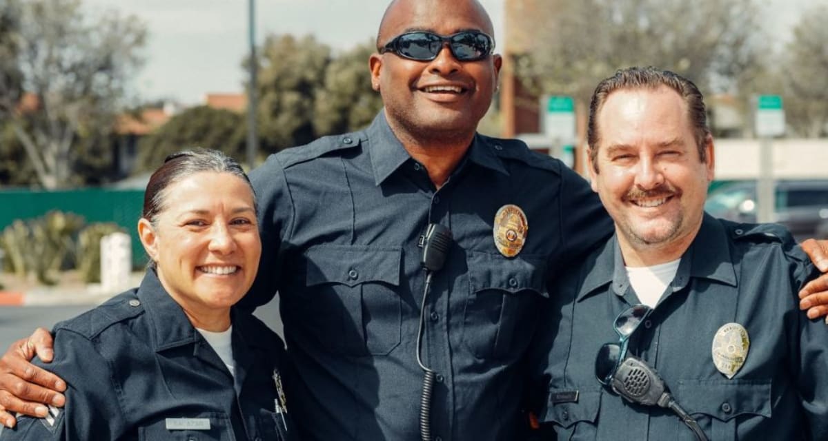 Kansas City Cops Buy Out Boys' Lemonade Stand After 911 Call - Image 5