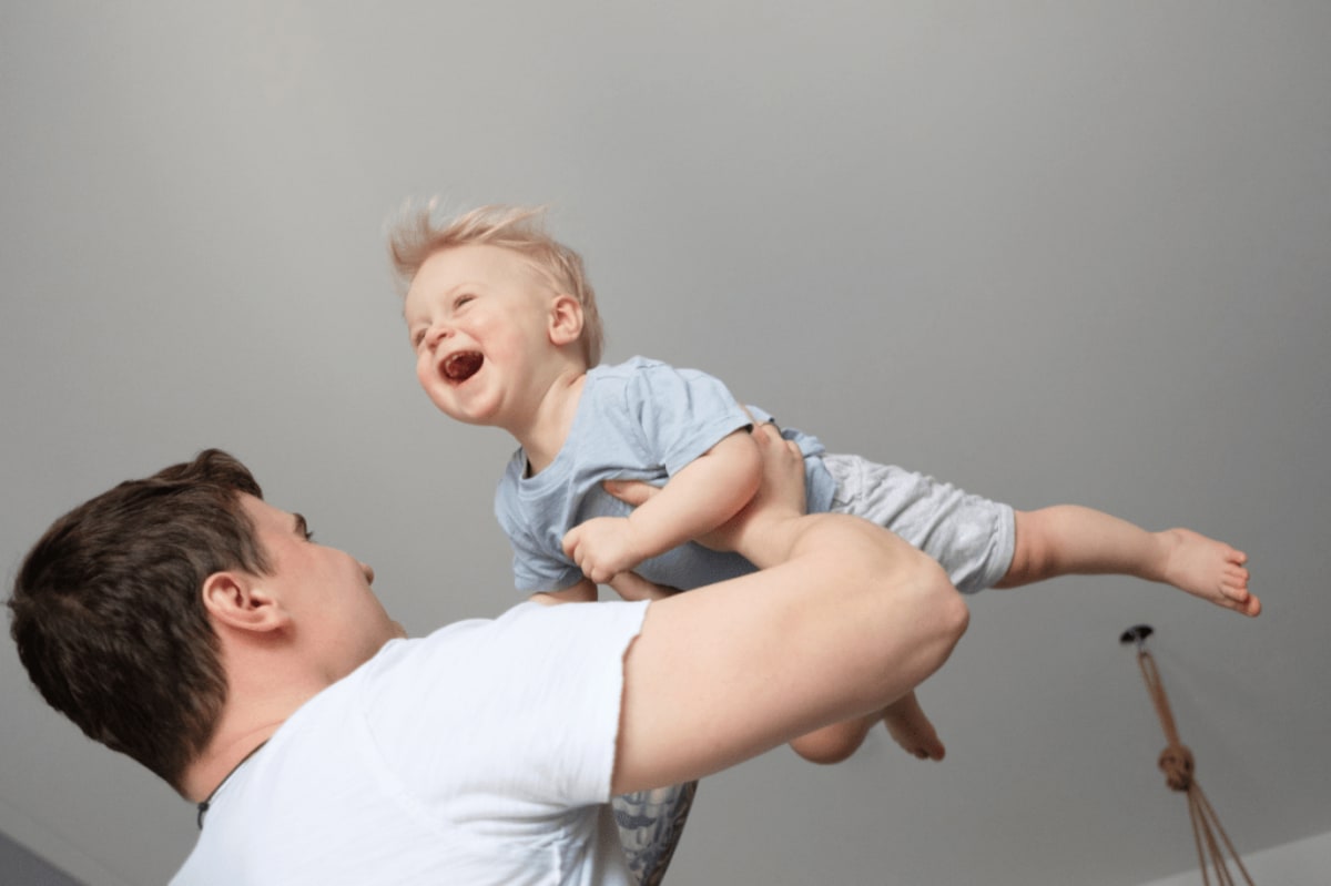 Dad's Viral Video Shows How to Safely Roughhouse With Babies - Image 3