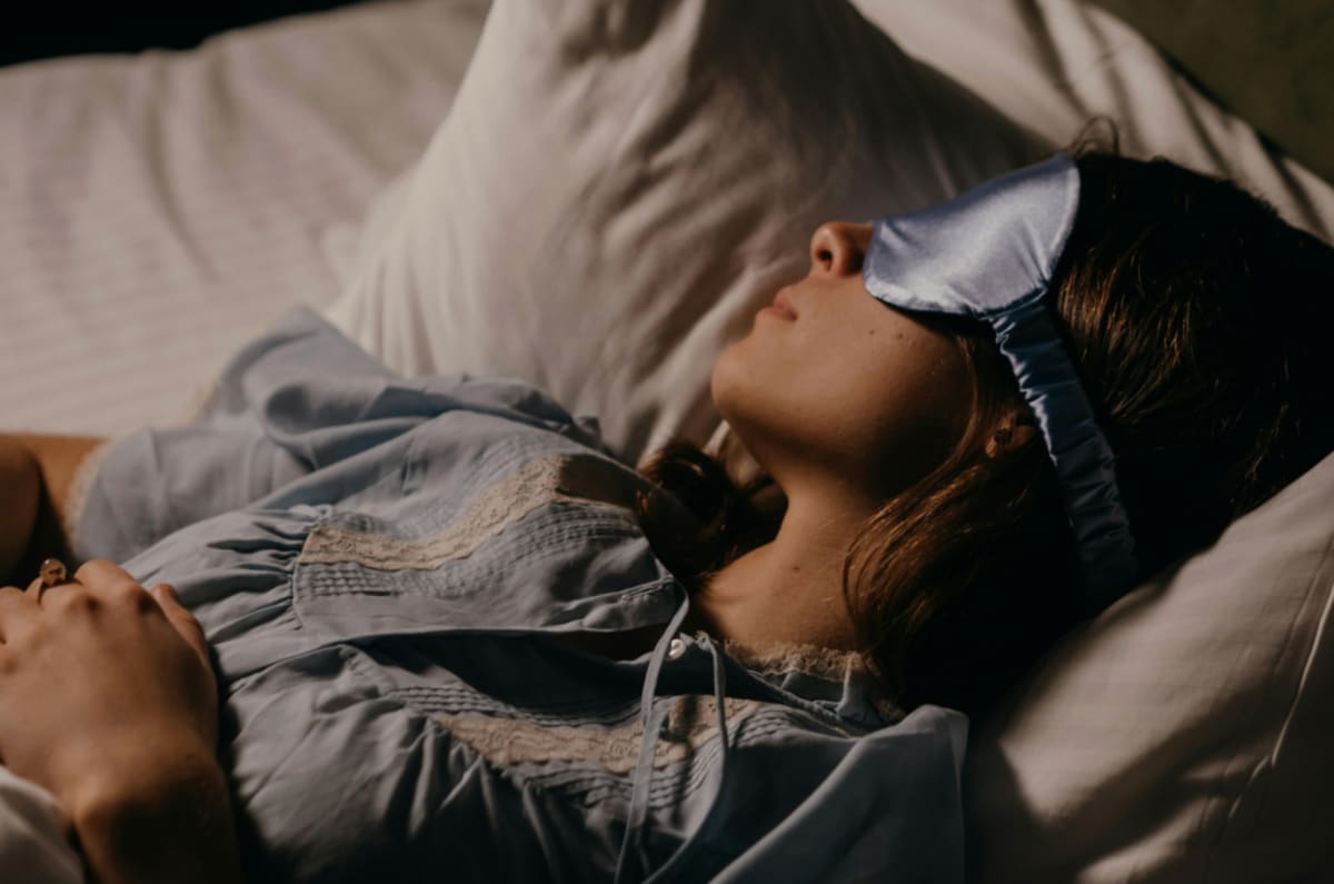 YouTuber Tries 1940s Bedtime Routine, Sleeps Better Than Ever - Image 4