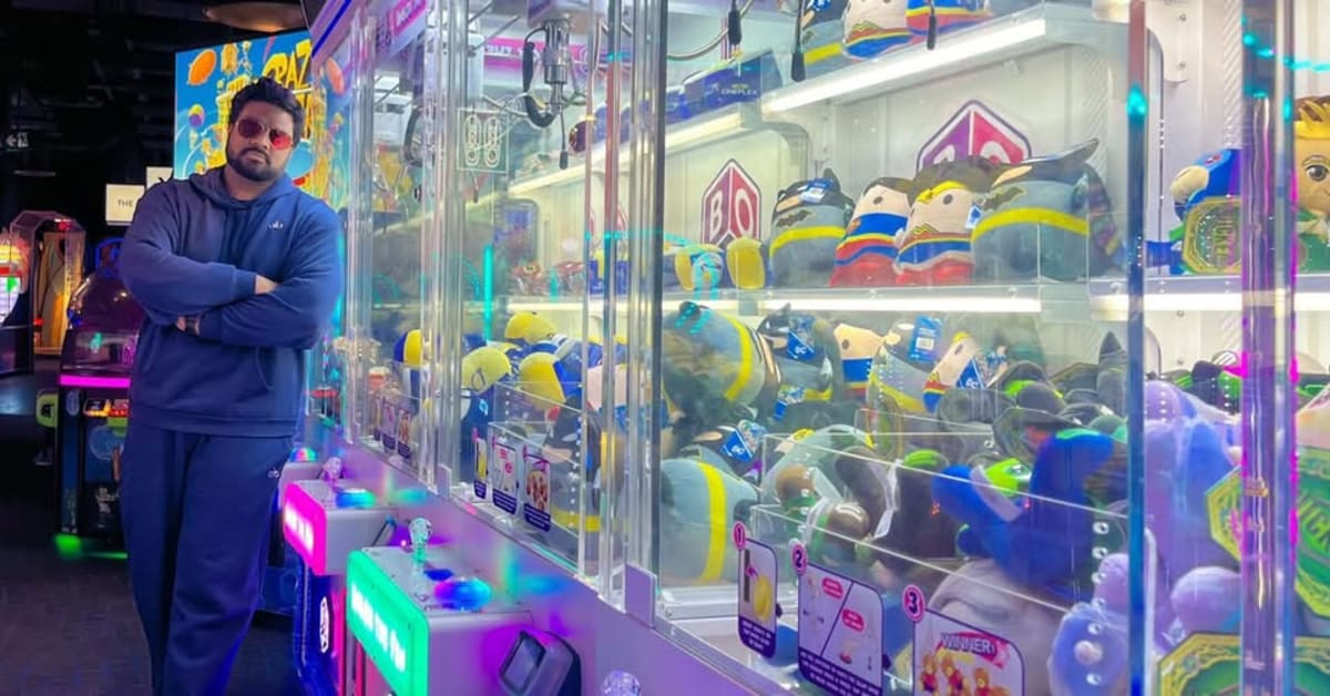 Man Wins Motorcycle From Claw Machines Using This Trick - Image 4