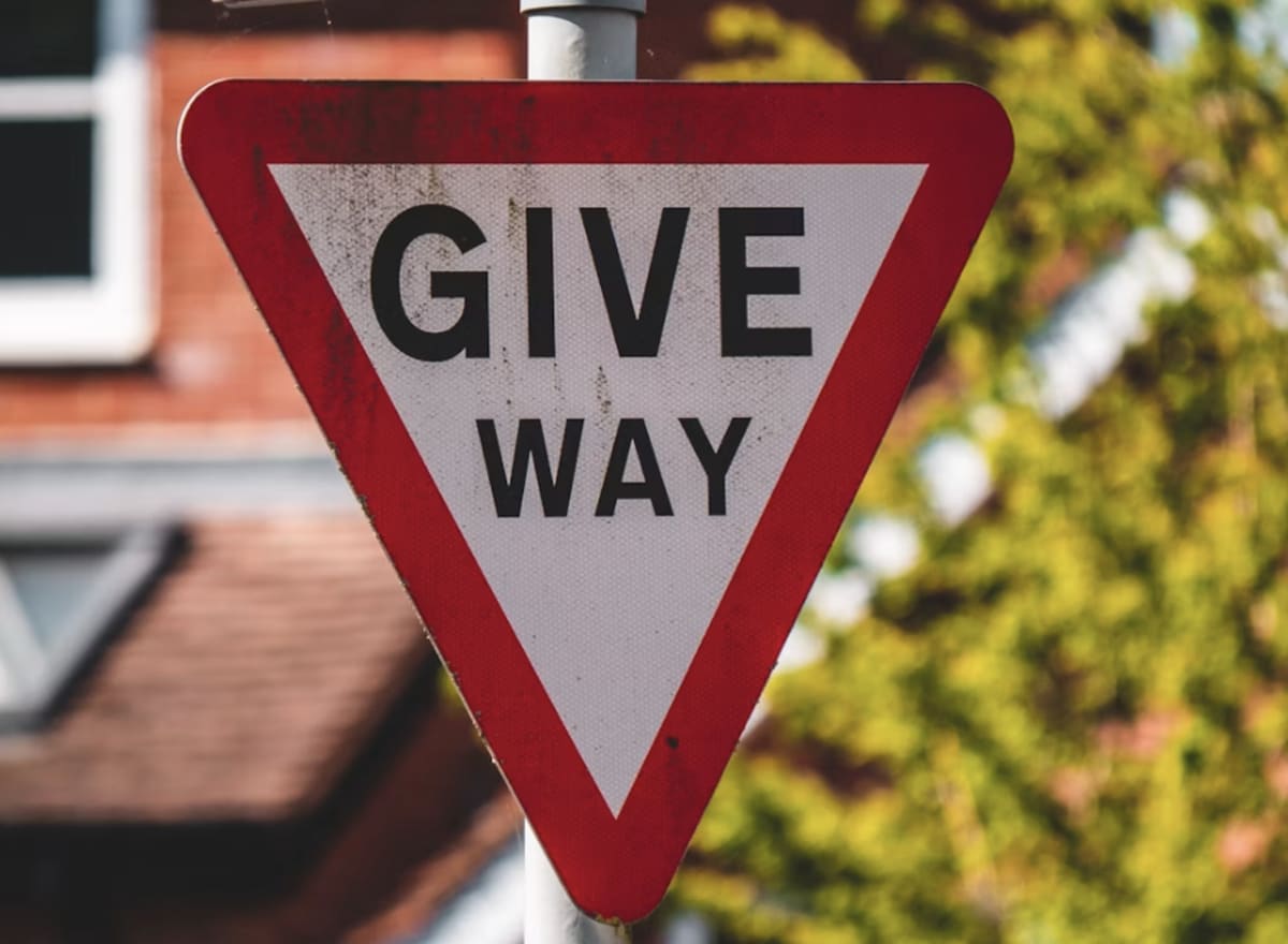 British Woman Reveals Why UK Stop Signs Make More Sense - Image 4