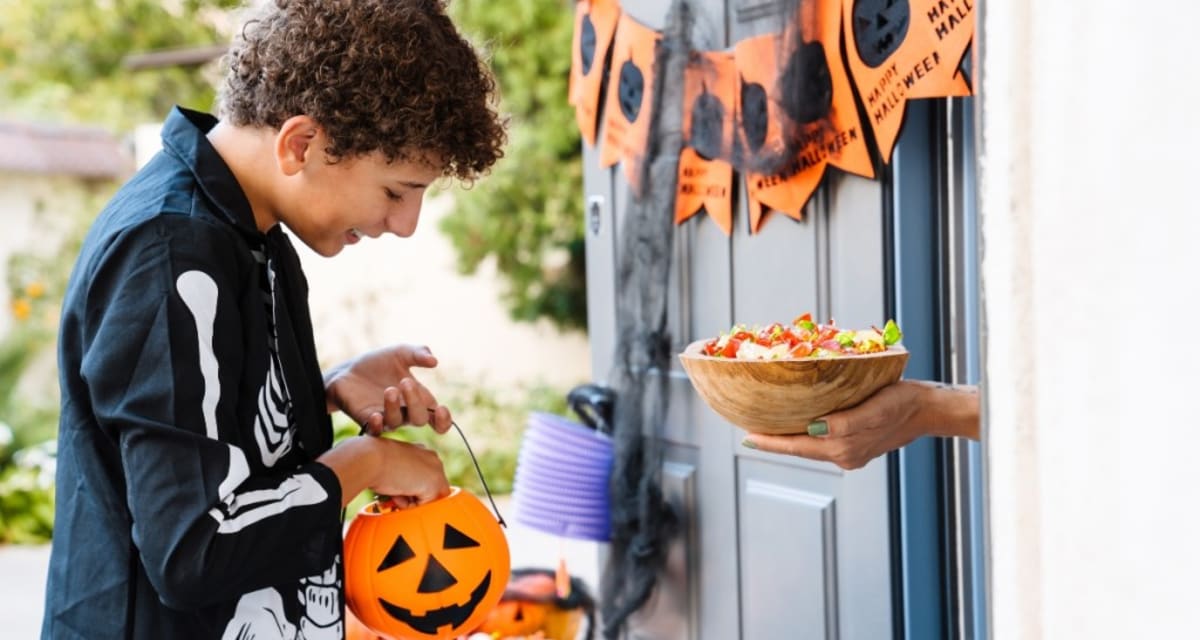 83 Neighbors Create Halloween in July for Autistic Boy - Image 4