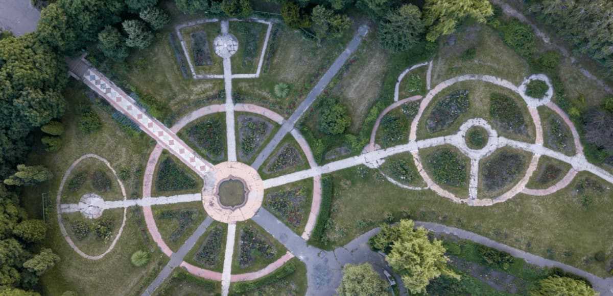 UK Heatwave Reveals 300-Year-Old Secret Gardens - Image 3