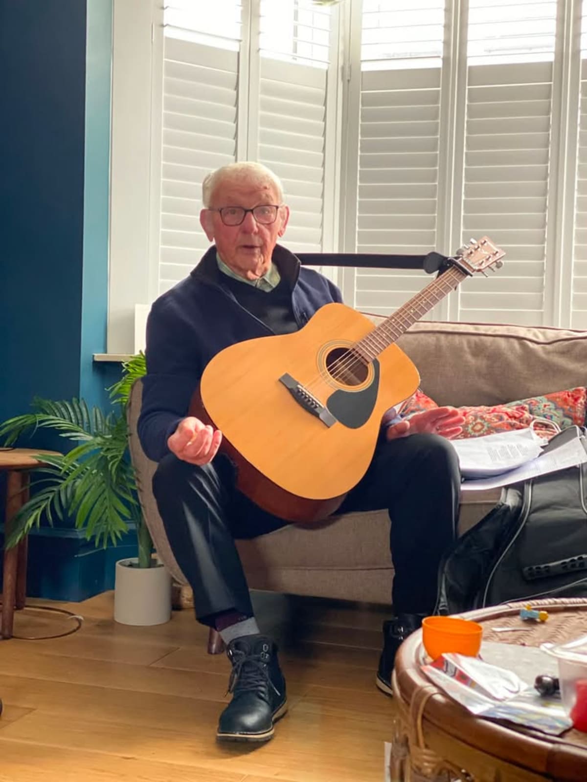 Dad Learns Guitar at 80, Now Plays for Family at 85 - Image 4