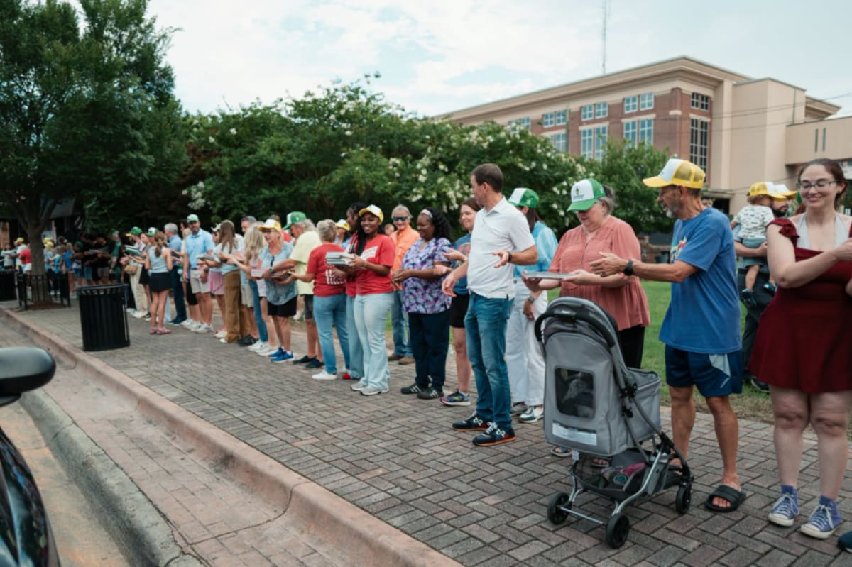 100+ Volunteers Form Human Chain to Move Dothan Bookstore - Image 3