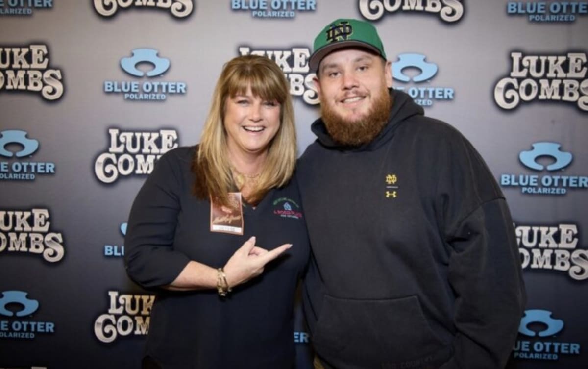 Luke Combs Raises $150K for Kids' Hospital Opening Cards - Image 3