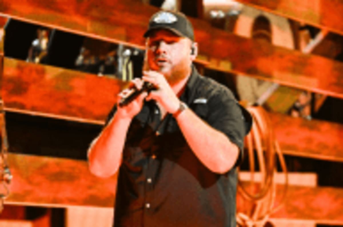 Luke Combs Raises $150K for Kids Hospital via Card Stream - Image 4