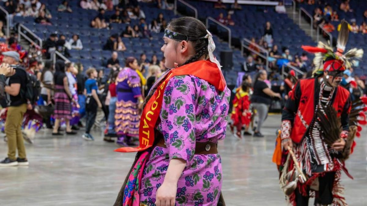 2,000 Winnipeg Graduates Celebrate at Indigenous Powwow - Image 3