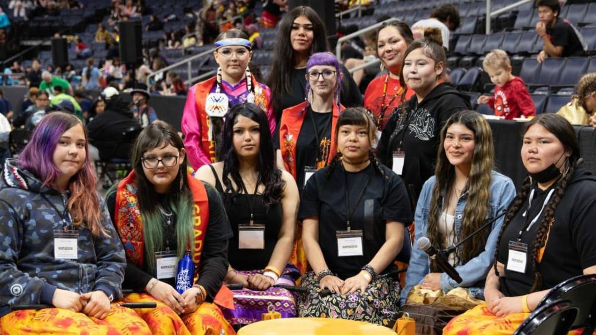 2,000 Winnipeg Graduates Celebrate at Indigenous Powwow - Image 2