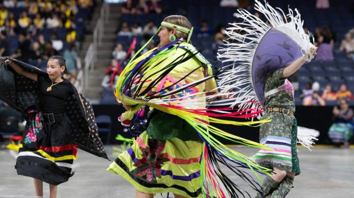 2,000 Winnipeg Graduates Celebrate at Indigenous Powwow - Image 4