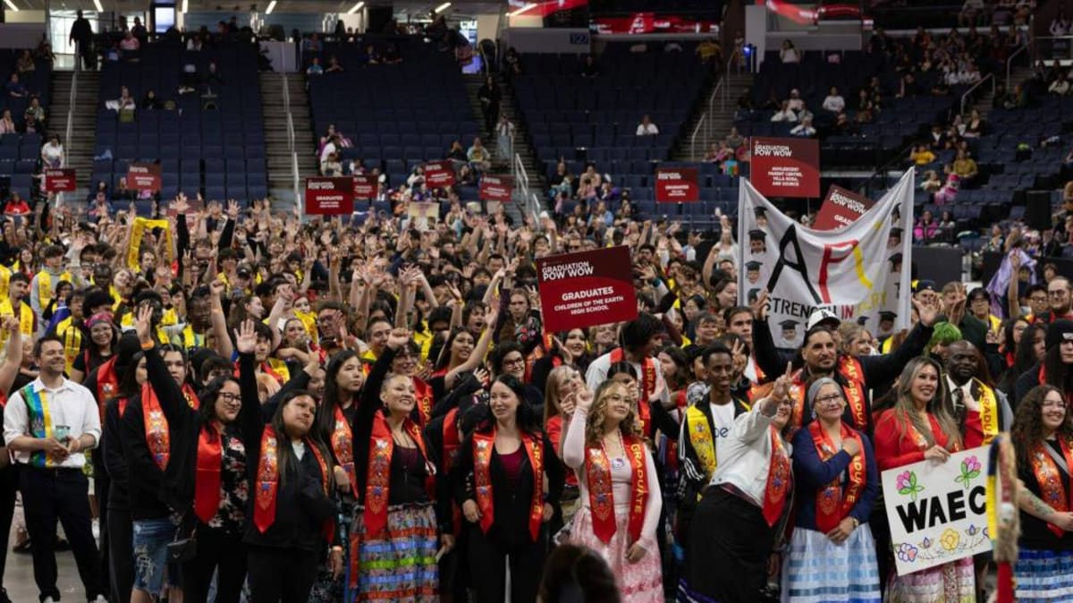2,000 Winnipeg Graduates Celebrate at Indigenous Powwow - Image 5