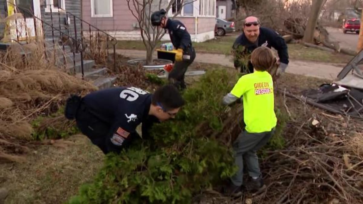 Volunteers Clean Up Three Rivers After Tornado - Image 2