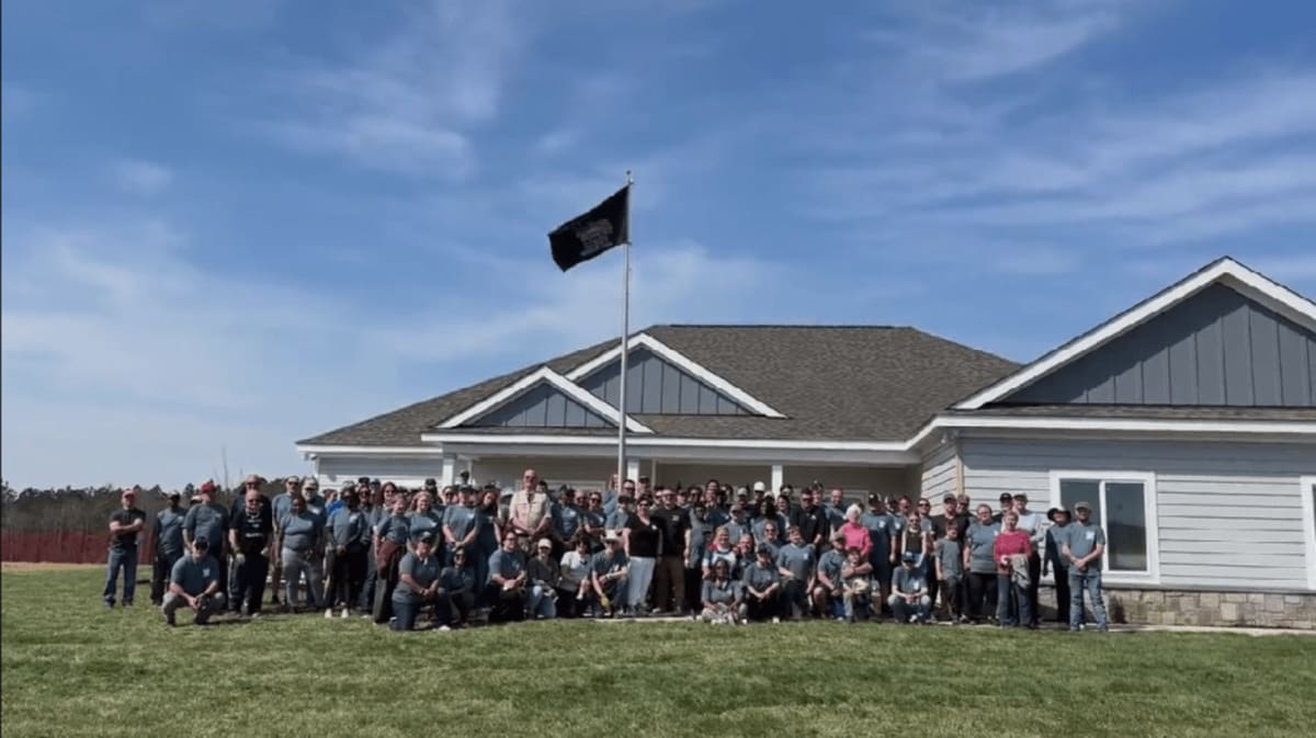 100 Volunteers Build Home for Wounded Army Vet - Image 3