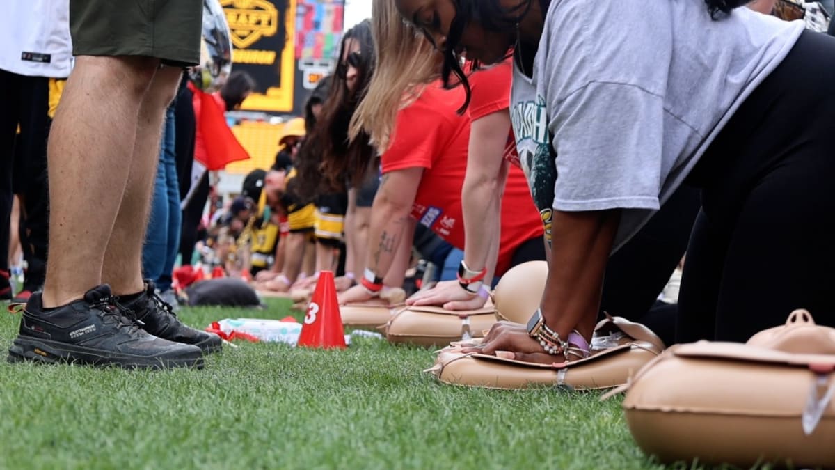 4,000 Learn CPR in Pittsburgh, Break World Record