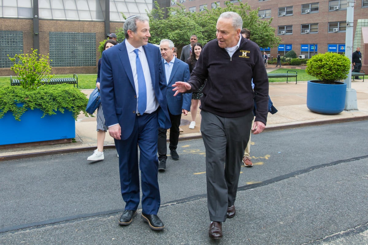 Rabbi Dr. Ari Berman and Senator Chuck Schumer meeting at Yeshiva University campus