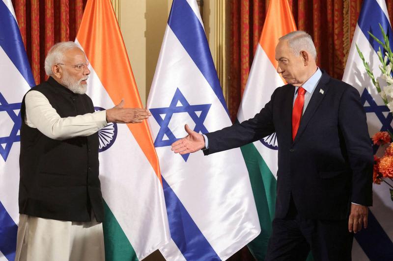 Indian Prime Minister Narendra Modi and Israeli Prime Minister Benjamin Netanyahu shake hands at joint press conference in Jerusalem