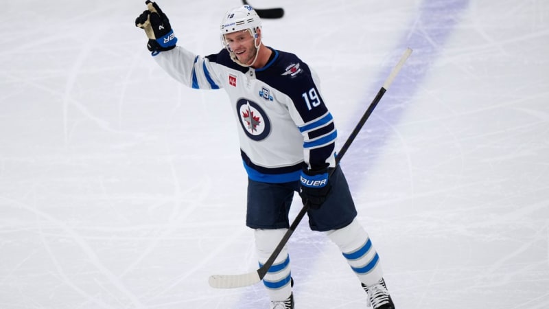 Chicago Gives Jonathan Toews 4-Minute Standing Ovation