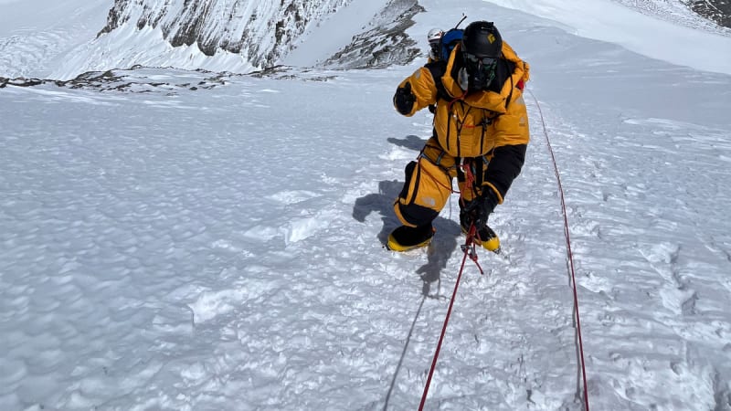 Fox News Reporter Summits Everest in Perfect Conditions - Image 5
