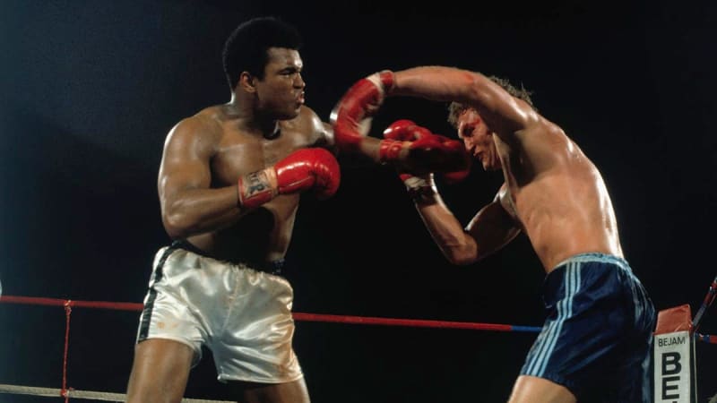 Obama Donates Ali Boxing Gloves to Chicago Presidential Center - Image 4