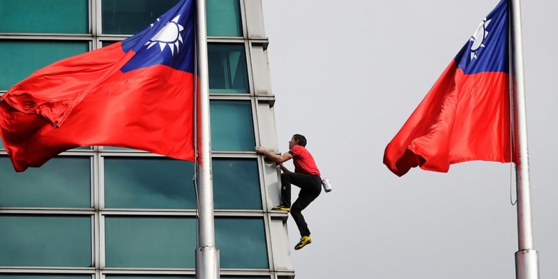 Climber Alex Honnold Scales 1,667-Foot Tower With No Ropes - Image 2