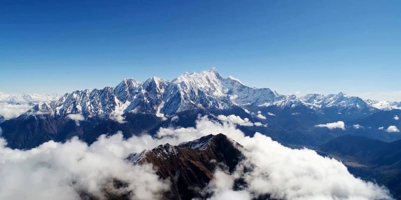 Fox News Reporter Summits Everest in Perfect Conditions - Image 2