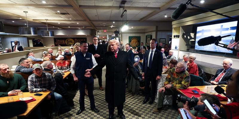Iowa Diner Pauses Trump Visit with Prayer Request - Image 2