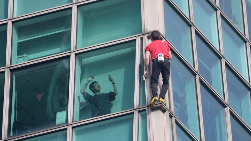 Why This Climber's Brain Shows Zero Fear During 101-Story Climb - Image 5