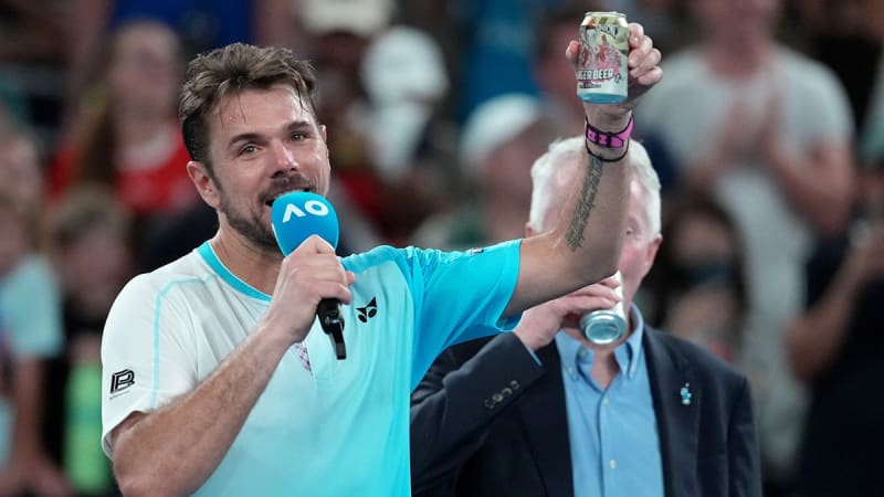 Tennis Legend Celebrates Last Australian Open With a Beer - Image 3