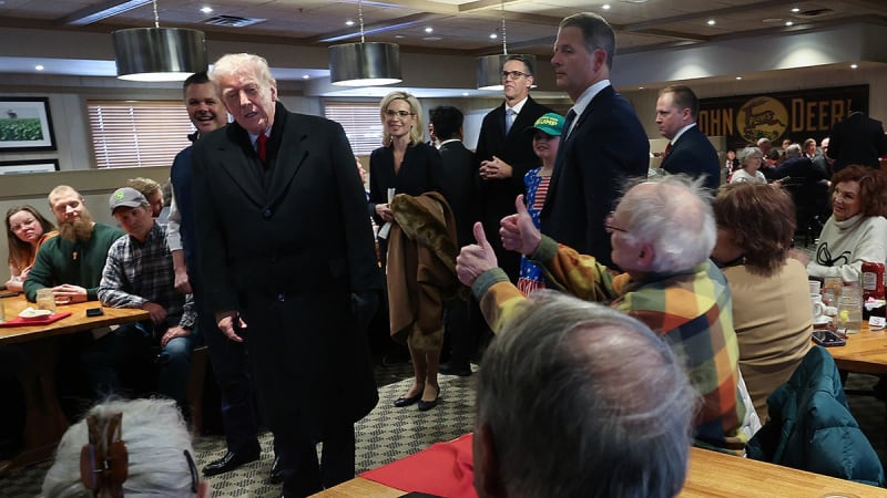 Iowa Diner Pauses Trump Visit with Prayer Request - Image 5