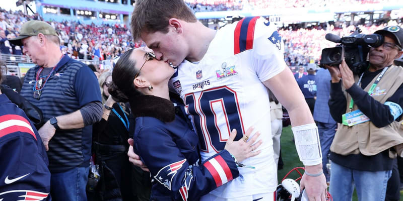Drake Maye Shares Sideline Kiss Before Super Bowl Debut - Image 2