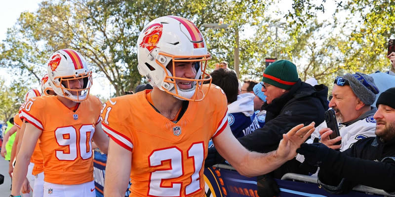 Hockey Meets Football in Epic Tampa Stadium Series Stunt - Image 2