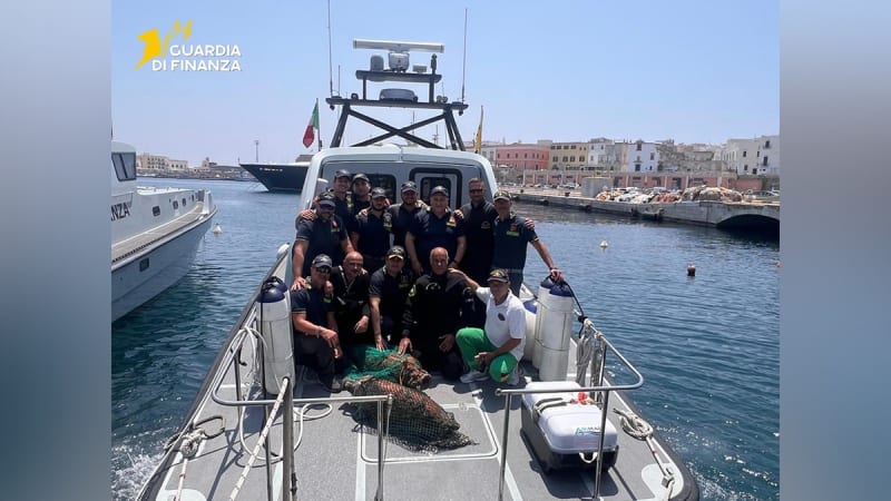 Ancient Roman Shipwreck Found by Italian Coast Guard - Image 4