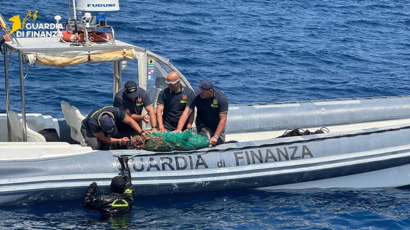 Ancient Roman Shipwreck Found by Italian Coast Guard - Image 5