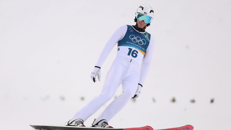 US Ski Jumper Hit by Leaf Blower, Completes Jump Anyway - Image 4