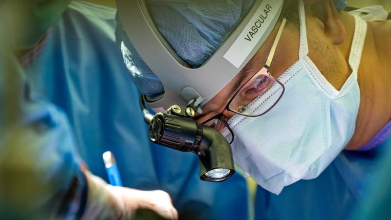 Surgeons Keep Man Alive 48 Hours Without Lungs - Image 3